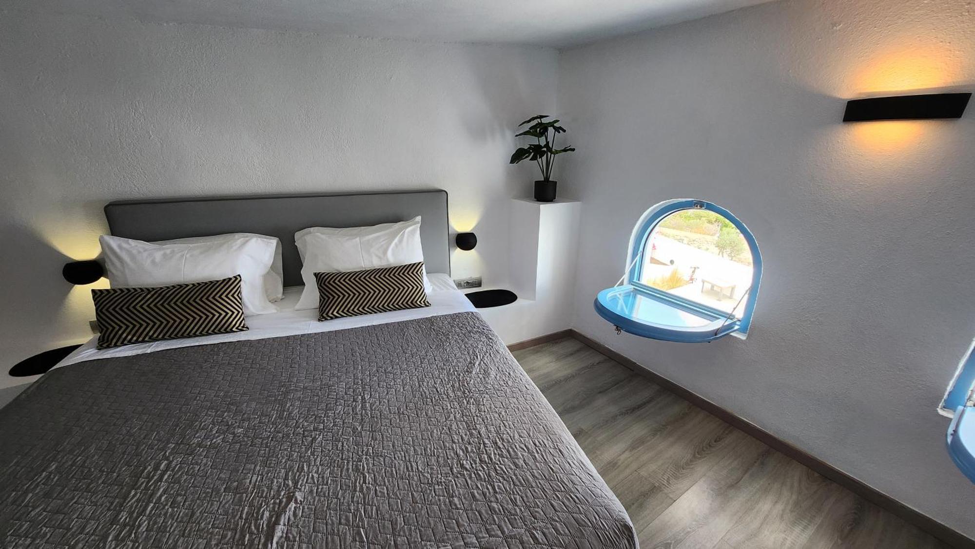 Euphoria Suites & Deluxe Studios Fira  Bagian luar foto